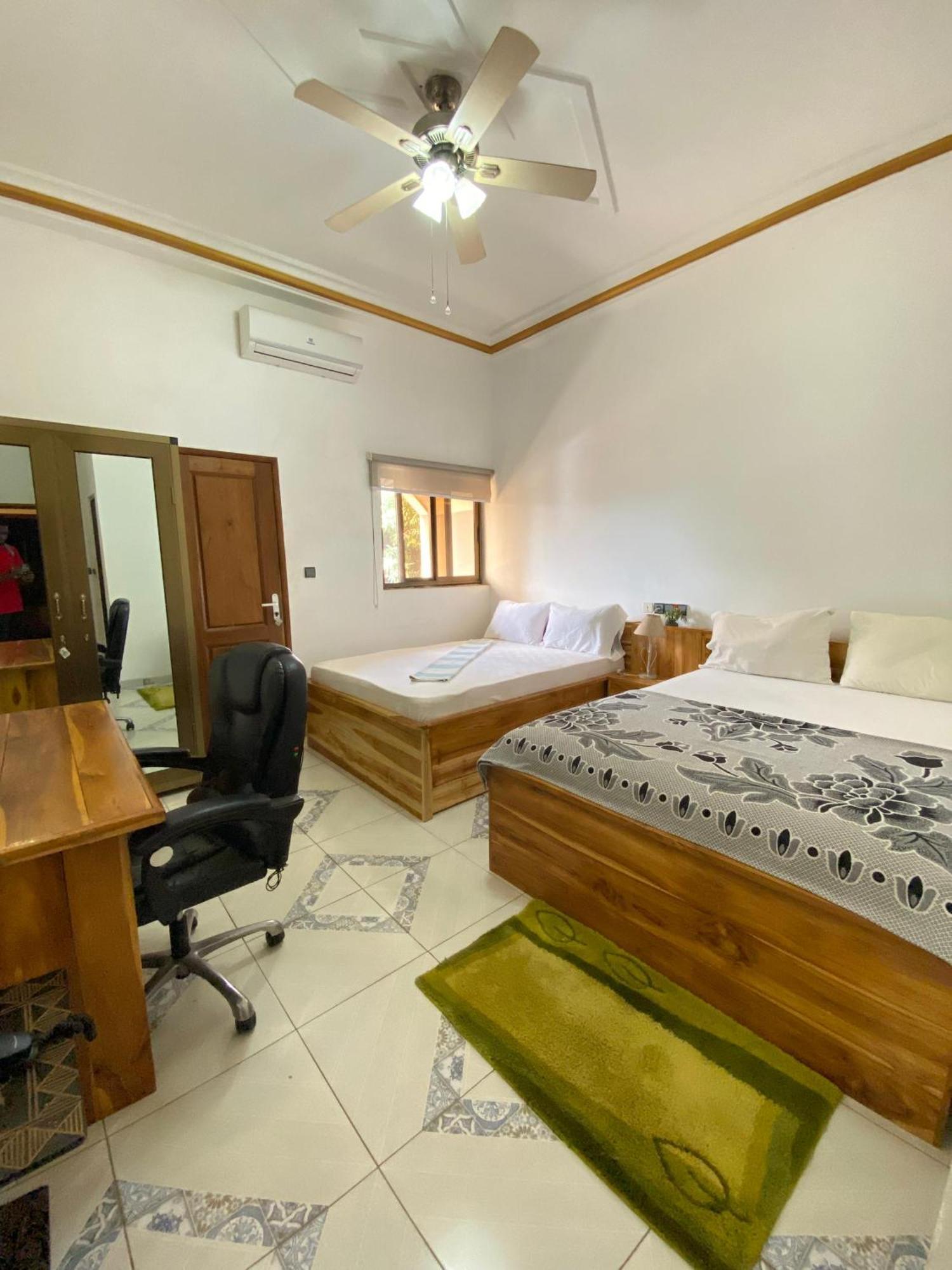 Marys Guest House Lome Exterior photo